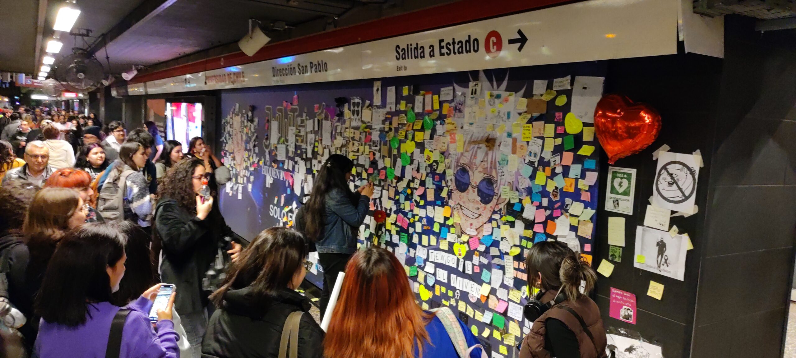 Fan memorial to Satoru Gojo from Jujutsu Kaisen at a Santiago metro station